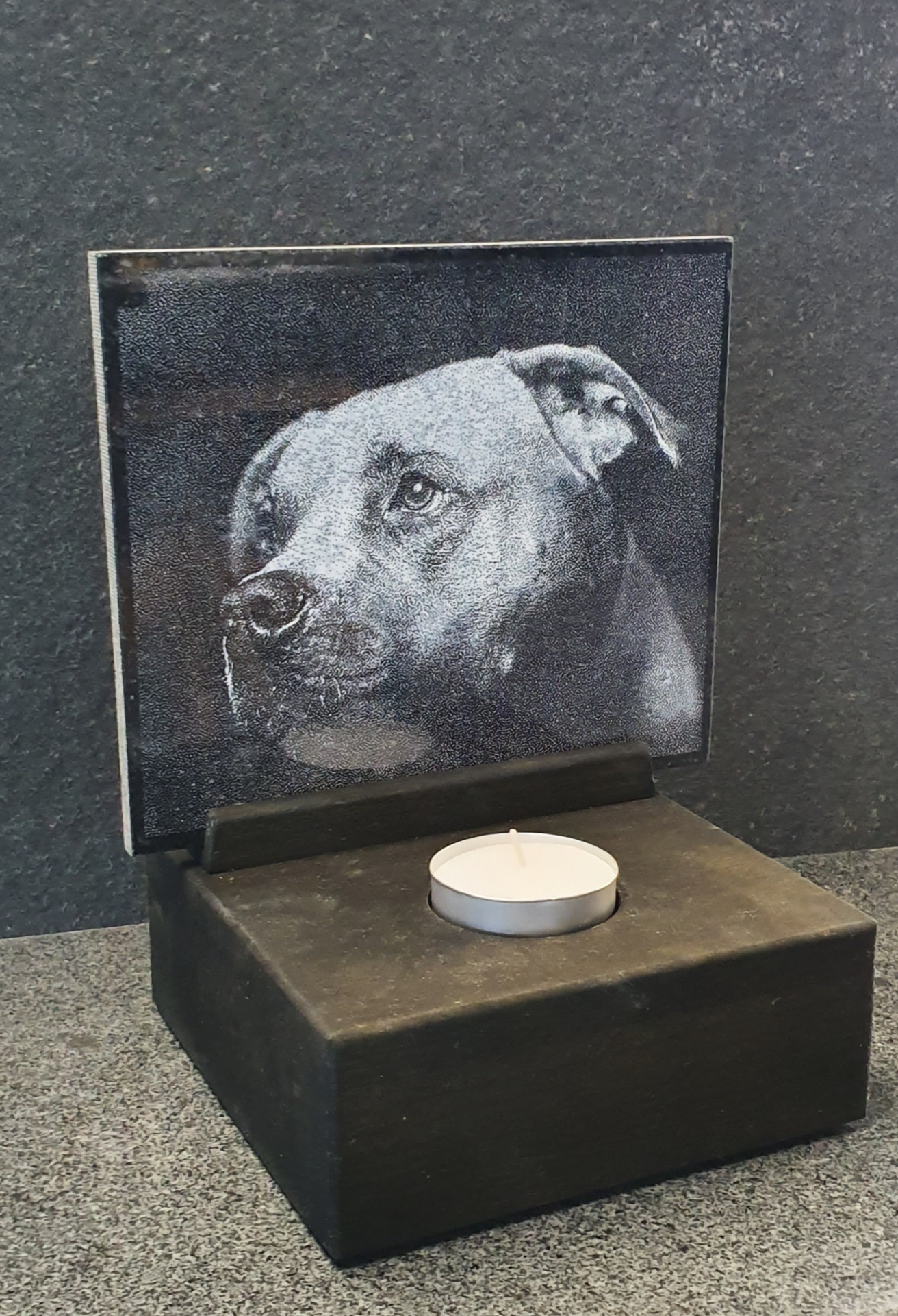 Steinplatte Hundeporträt